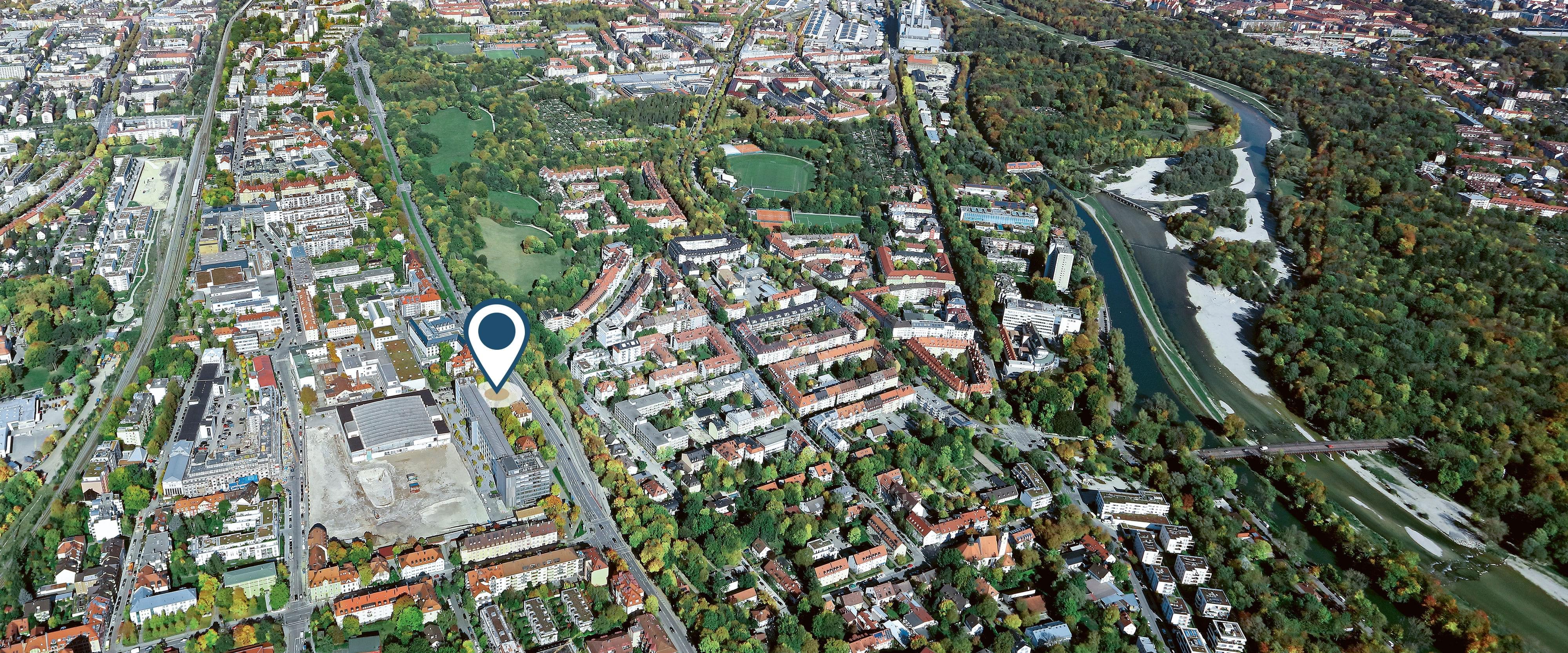 Luftaufnahme von Obersendling aus Süden, Richtung Norden blickend mit dem Standort von Plinganser134 und Sendlinger Park im Zentrum, Isar und Flaucher im Osten.